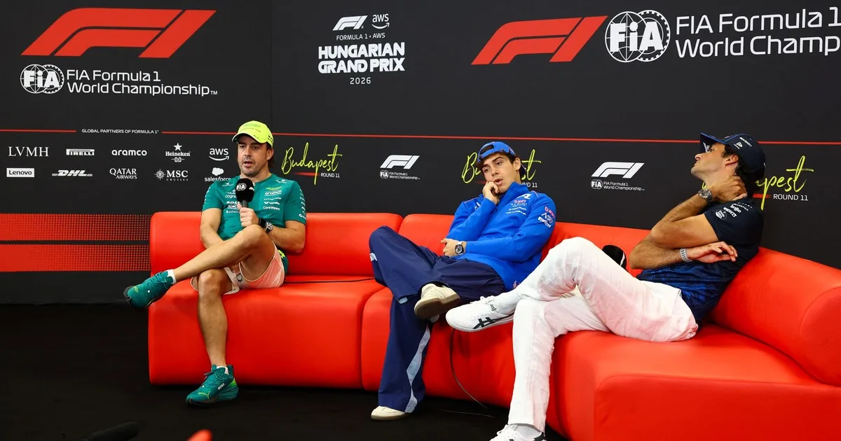 Franco Colapinto junto a Carlos Sainz y Fernando Alonso en conferencia de prensa