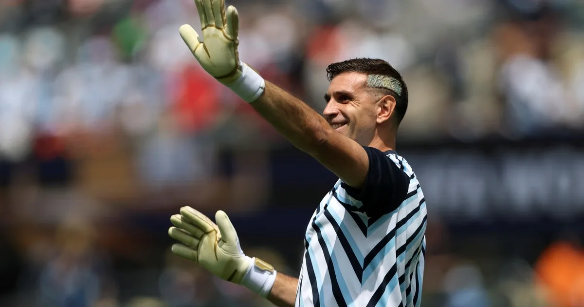 Emiliano Dibu Martínez arengando a sus compañeros en el vestuario de la Selección Argentina